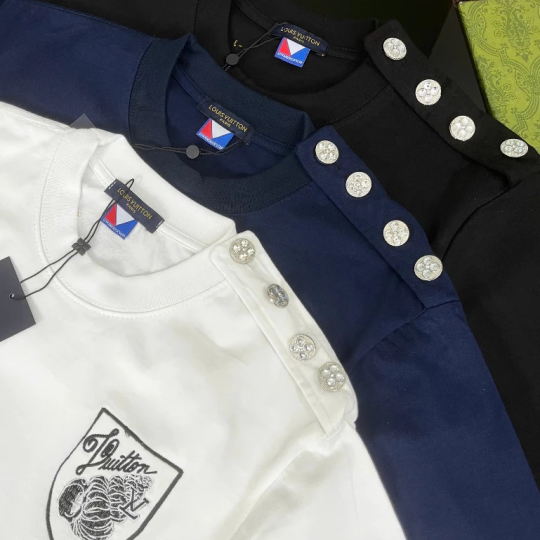 Áo Phông Nam Lờ Vê Đính Logo Vai Áo Siêu Đẹp - Áo Thun Lờ Vê Nam Nữ Chất Cotton Cao Cấp