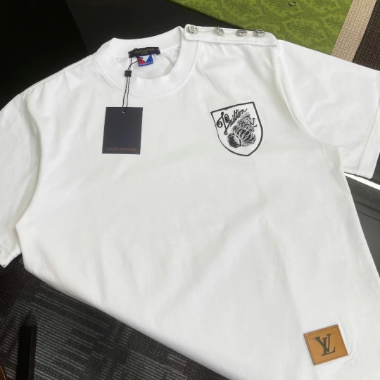Áo Phông Nam Lờ Vê Đính Logo Vai Áo Siêu Đẹp - Áo Thun Lờ Vê Nam Nữ Chất Cotton Cao Cấp